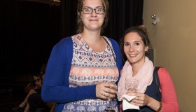 Ariane Sauvé (scénographe et membre du C.A.) et Kim Lapierre (membre du C.A.)