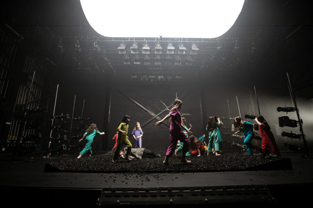 Photo_jeunes_enfants_nouvelle_generation_en_scene_en_attendant_godot
