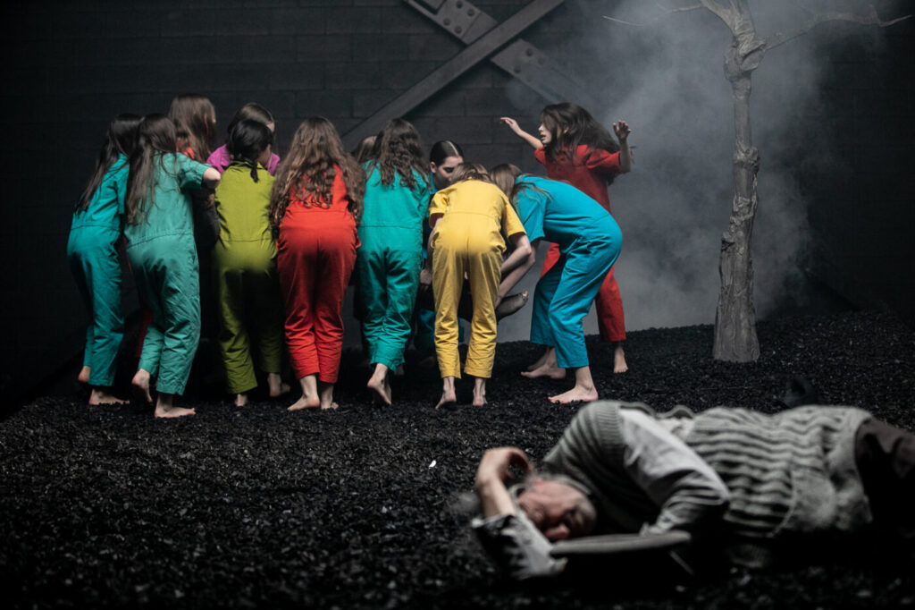 Photo_jeunes_enfants_nouvelle_generation_en_scene_en_attendant_godot