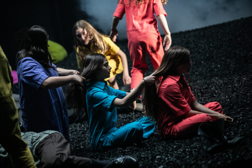 Photo_jeunes_enfants_nouvelle_generation_en_scene_en_attendant_godot